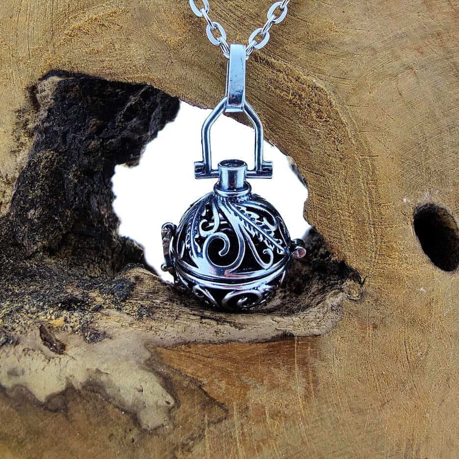 aroma-ketting-petal-parfum-medaillon-lavasteen.jpg aroma ketting petal parfum medaillon lavasteen