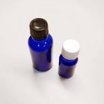 fles blauw glas schroefdop wit zwart