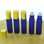 Parfumroller fles blauw mat glas 10ml dop goud.